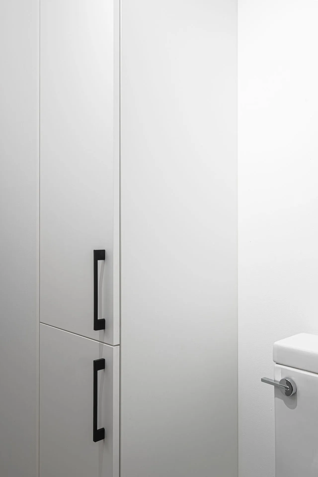 Modern white bathroom cabinets with black handles, Menuitech Lalonde Fils Montreal