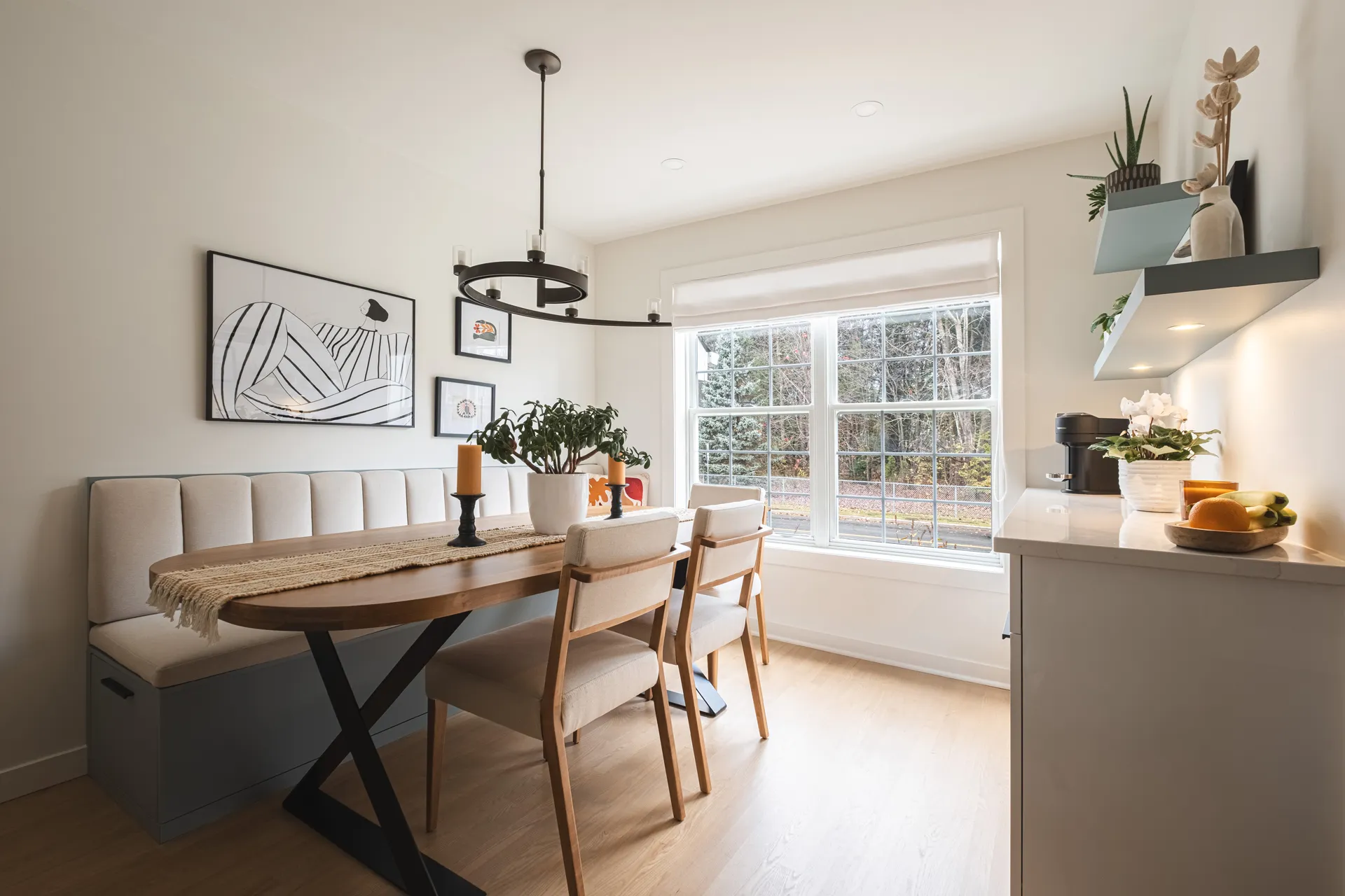 Cuisine moderne Diamant Blainville : armoires grises, comptoir blanc, îlot noir, luminaires suspendus, dosseret carrelé