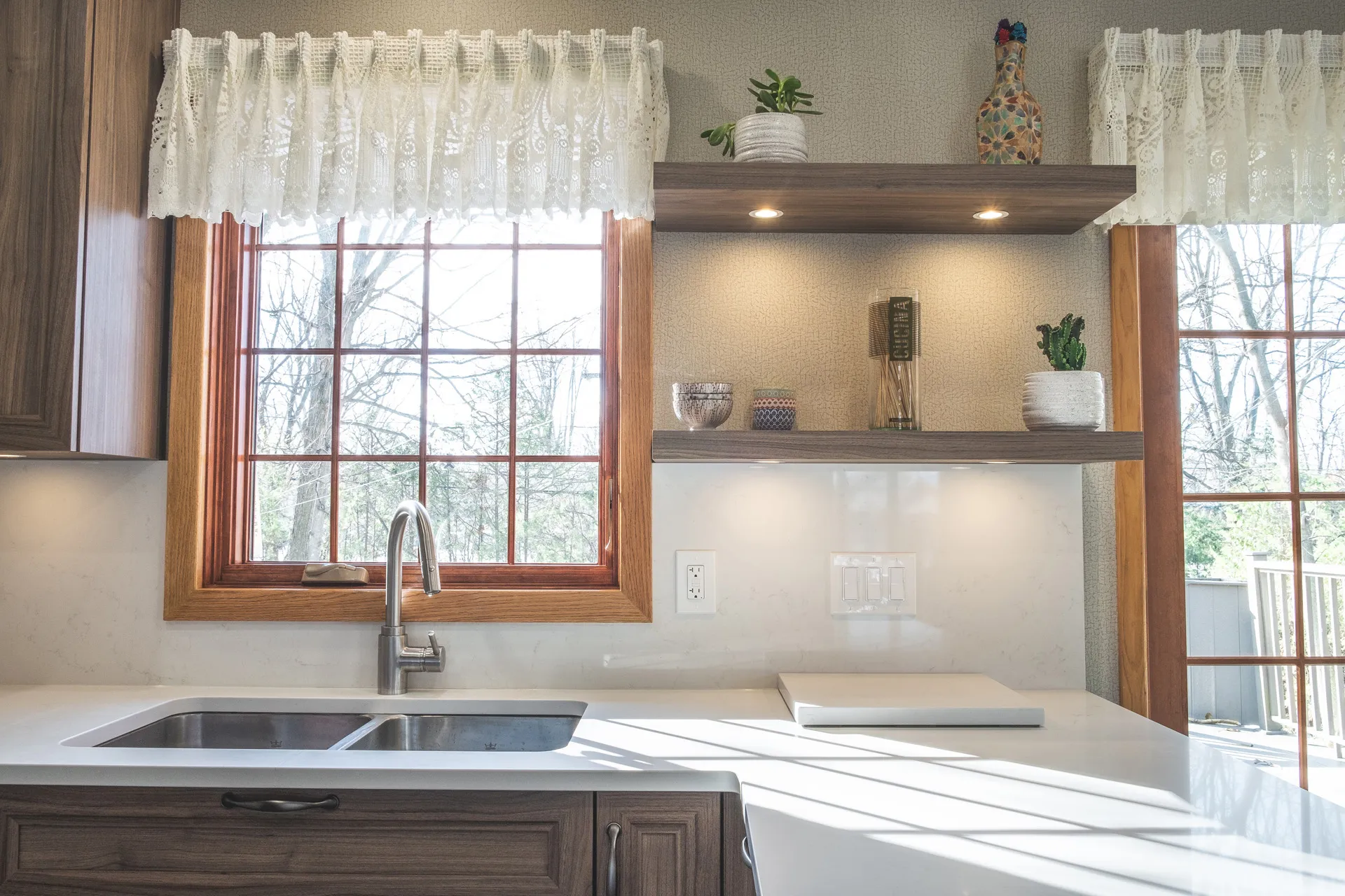 Nadon kitchen Rosemère: dark wood cabinets, white countertop, glass backsplash, open wood shelving, wooden windows
