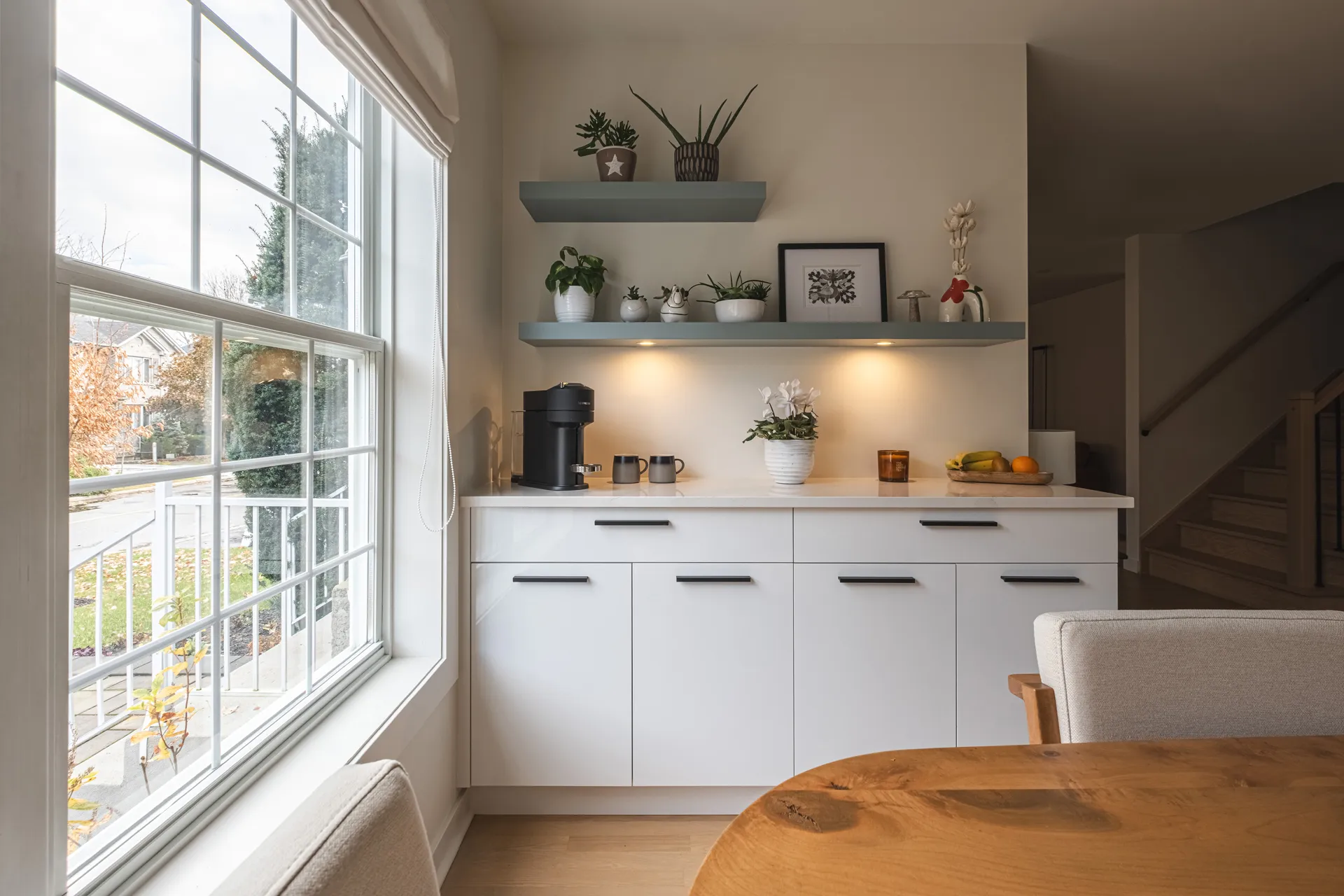 Armoires blanches avec comptoir blanc, étagères grises et luminaires intégrés, Projet Diamant Blainville Menuitech