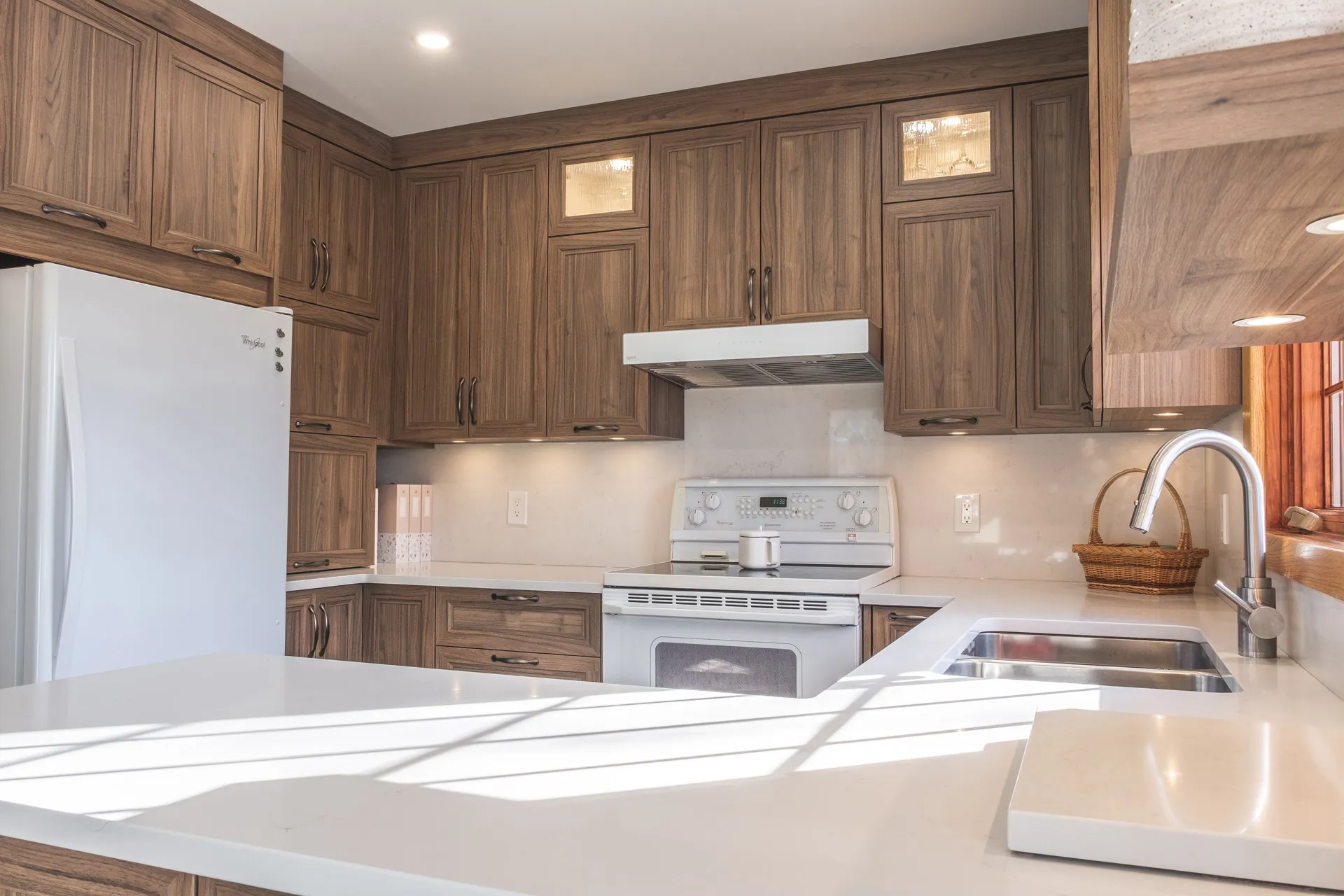 Nadon Kitchen Rosemère: walnut cabinets, white quartz countertops, center island, beige backsplash, white appliances