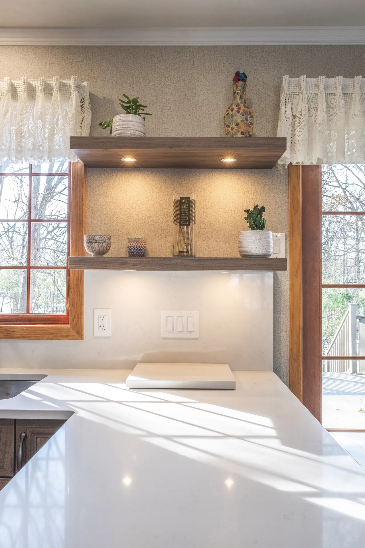 Nadon kitchen Rosemère: white island, light wood cabinets, built-in shelves with LED lighting, textured beige backsplash