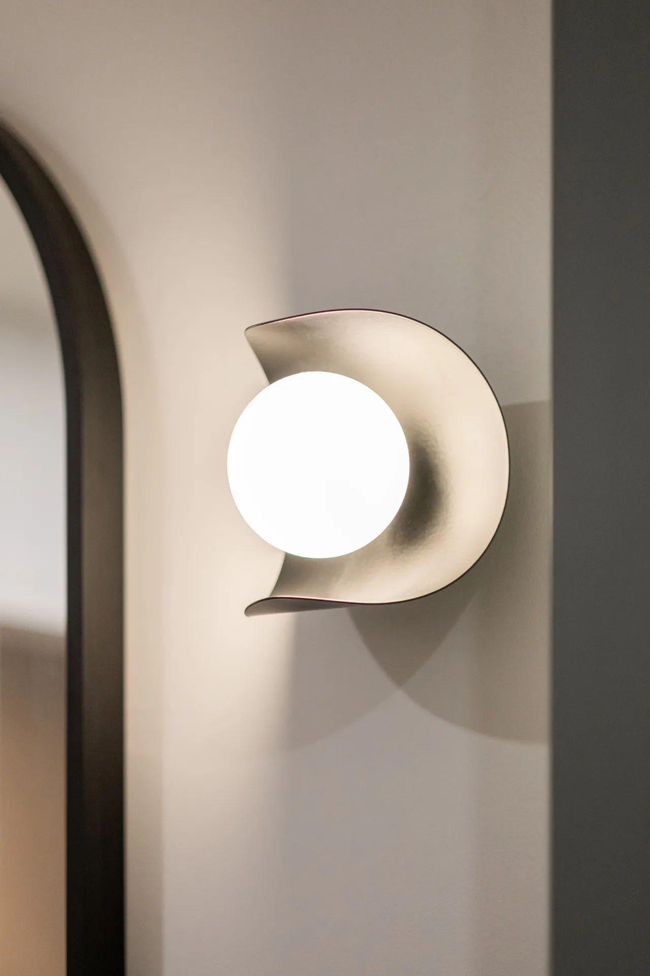 Applique murale design beige avec globe lumineux blanc, salle de bain moderne Menuitech projet Fabiola Montréal