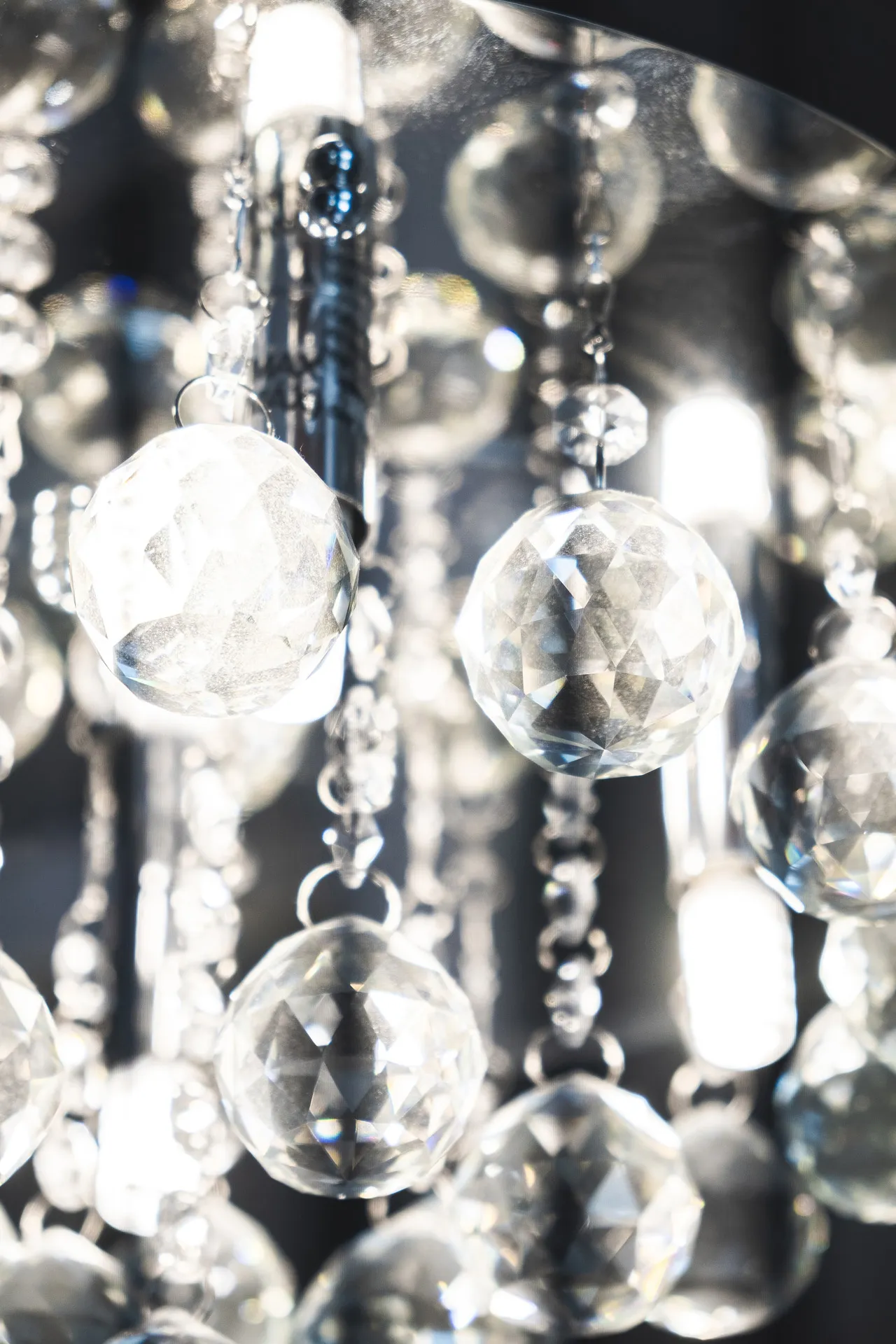 Faceted crystal chandelier with hanging beads, Pagé bathroom project Laval by Menuitech
