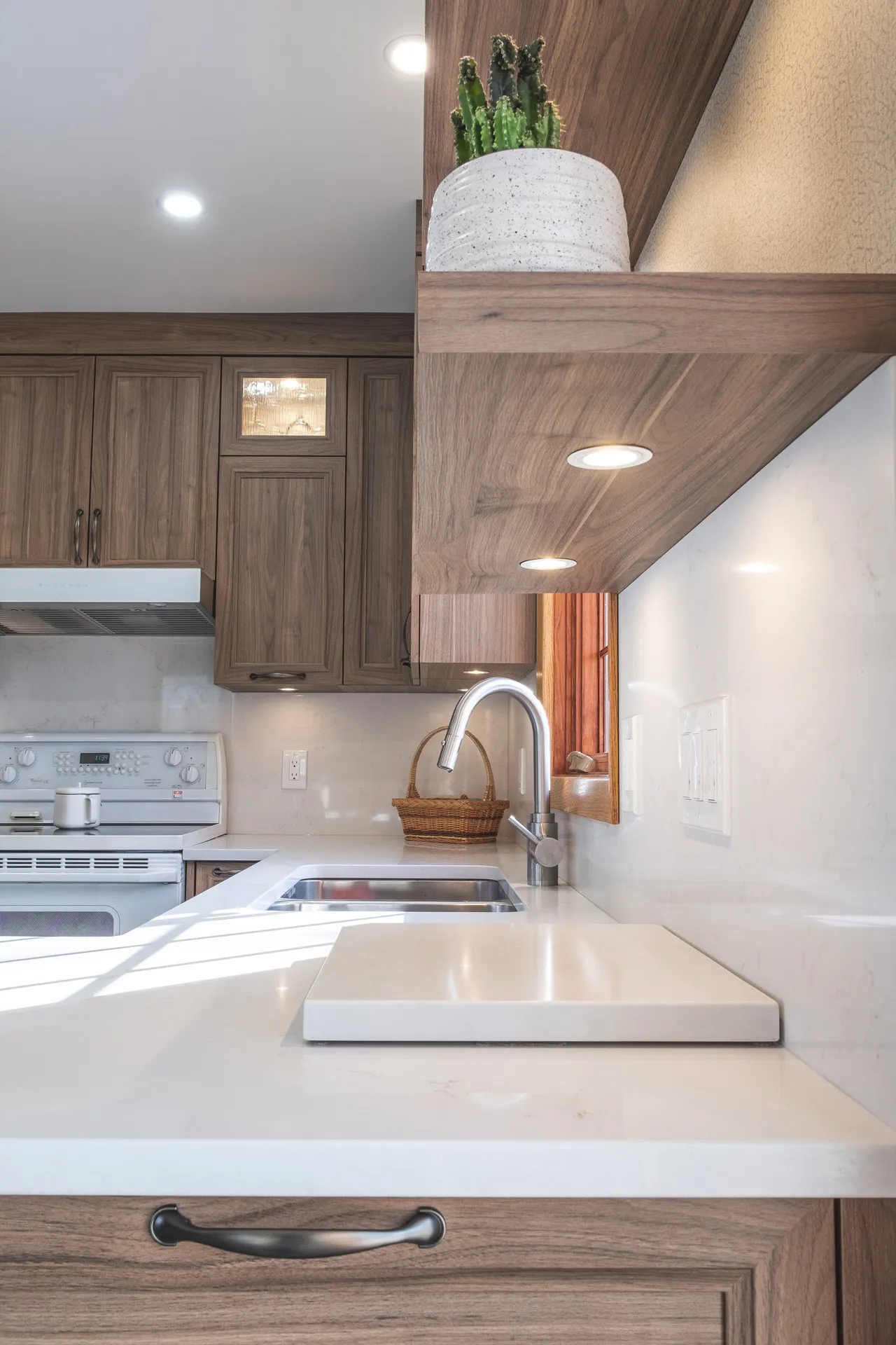 Nadon kitchen Rosemère: walnut cabinets, white quartz countertop, island, tile backsplash, recessed lighting