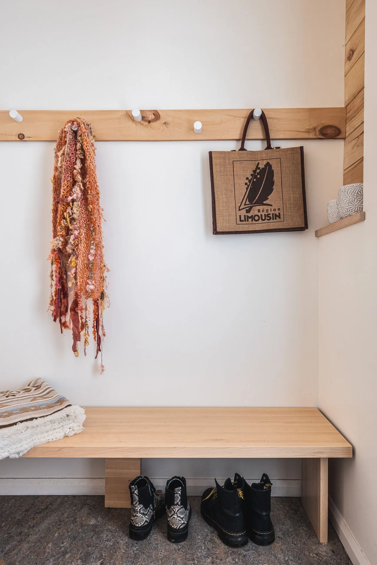 Light wood entryway bench with wall storage, decorative rug and accessories, Menuitech custom cabinetry project