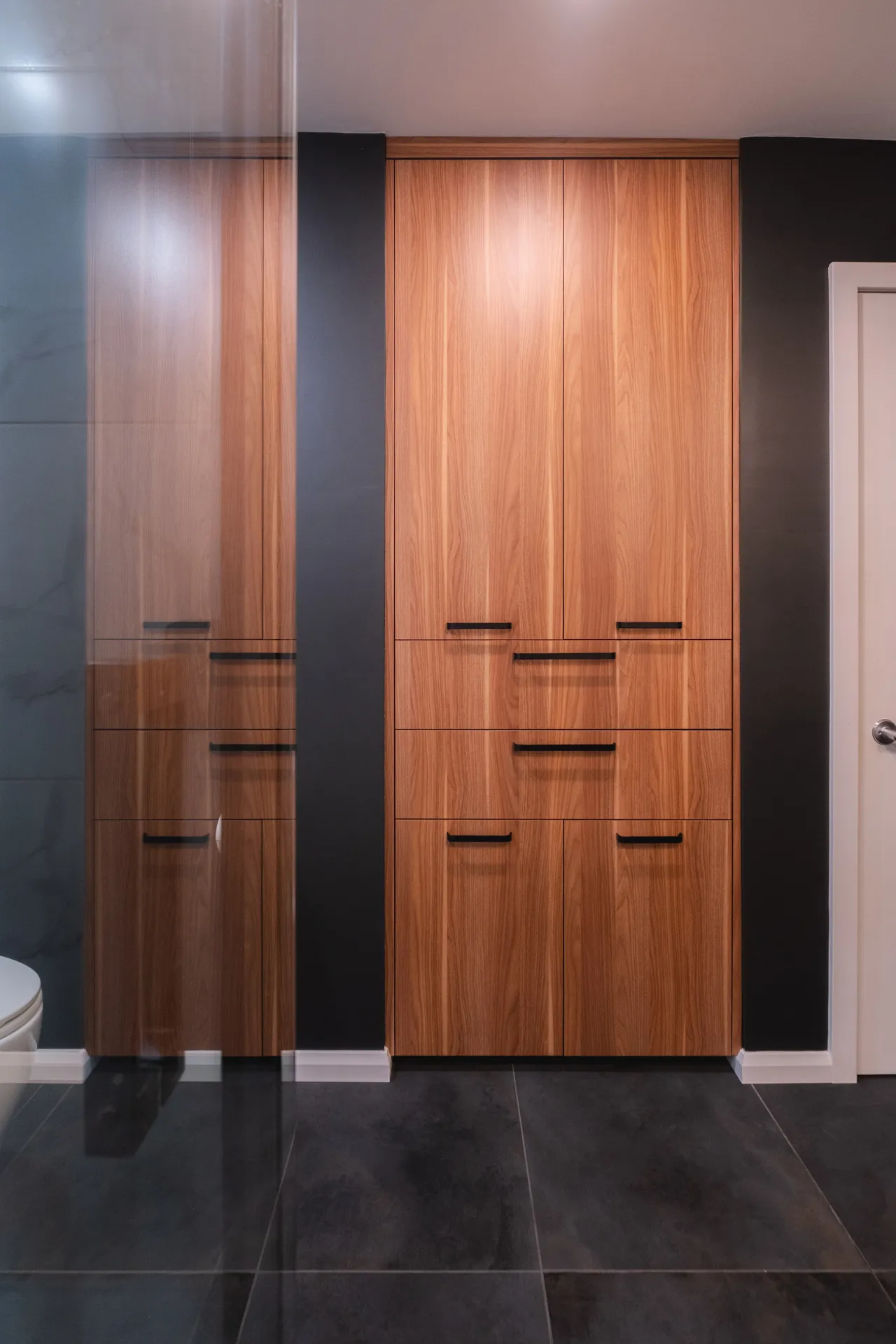 Armoires salle de bain bois franc, comptoir noir, Menuitech projet Gratton-Bellefeuille Saint-Eustache