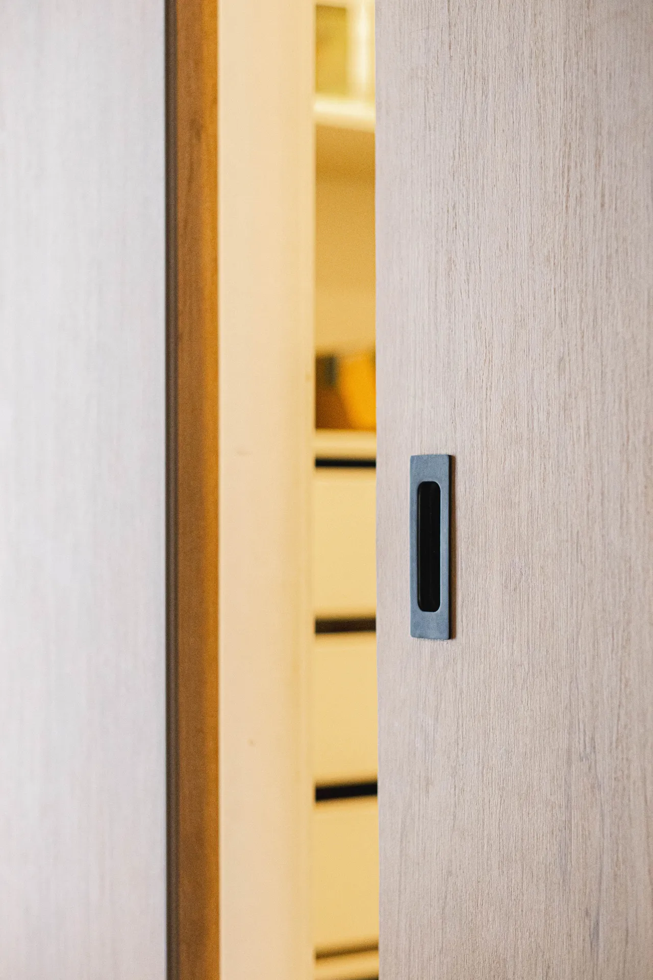 Porte d'armoire grise avec poignée noire, cuisine moderne Menuitech projet Léveillé Blainville