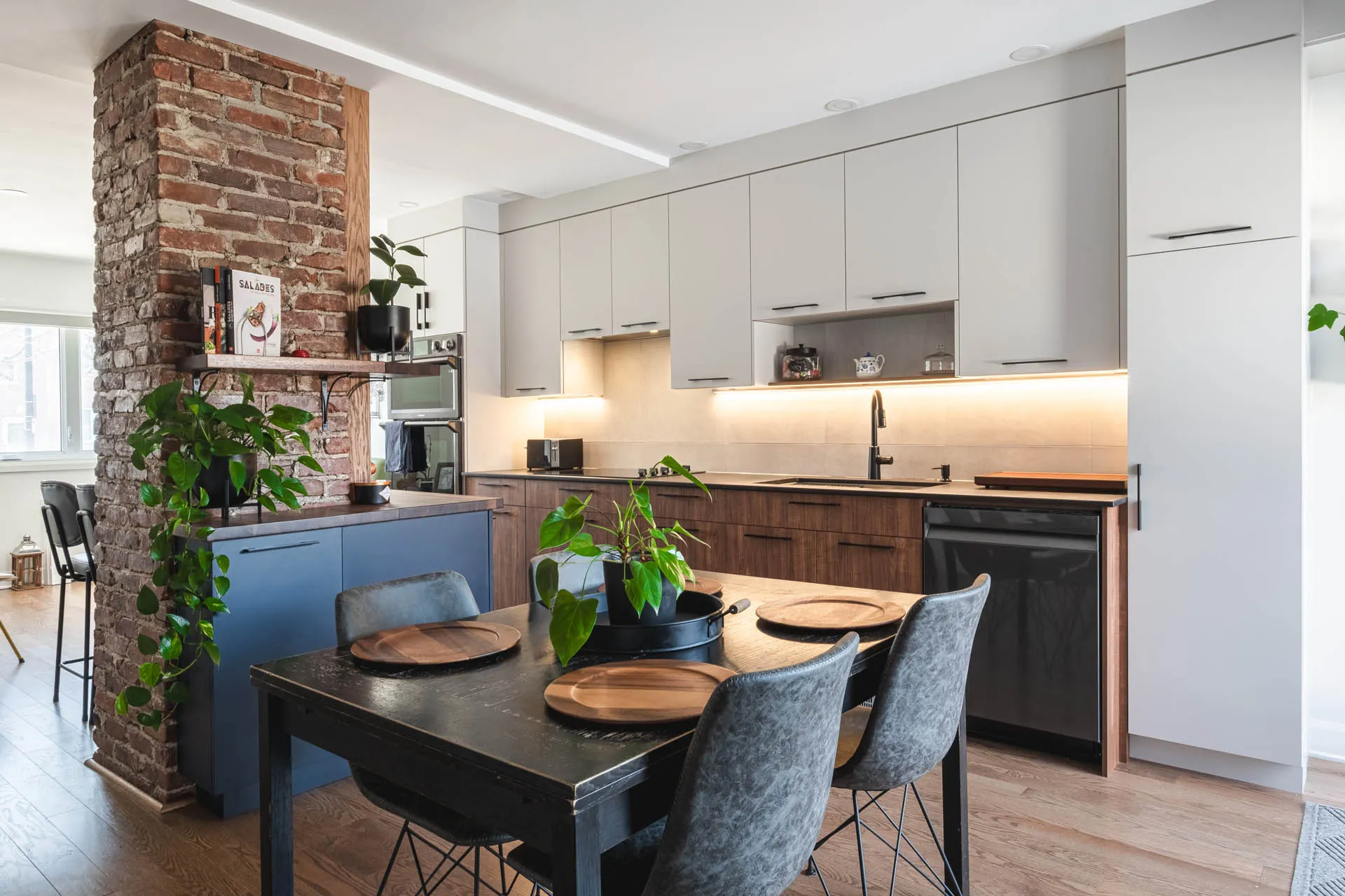 Florez kitchen Montreal: white and wood cabinets, blue island, black countertop, white backsplash, recessed lighting