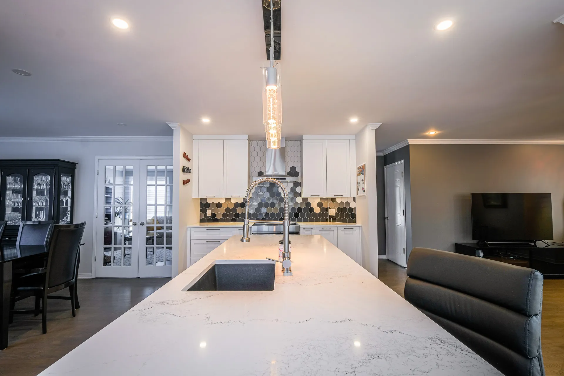 Modern Landry kitchen white cabinets marble island black hexagonal backsplash Menuitech
