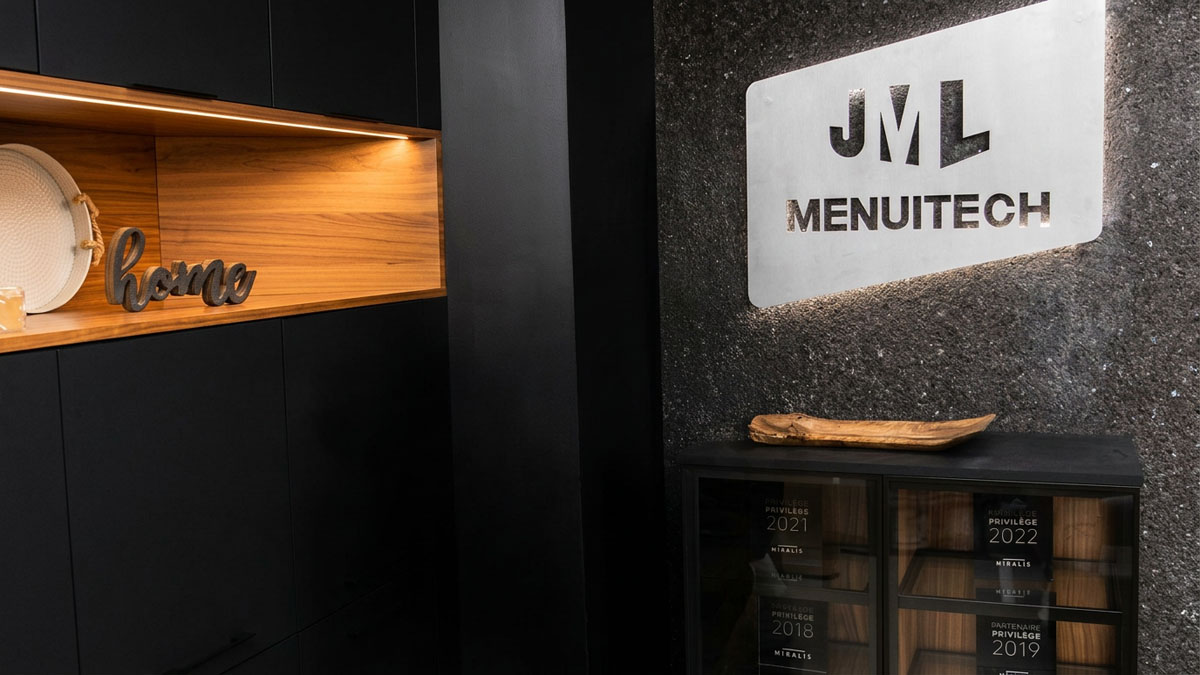 Menuitech team in the countertop fabrication workshop in Mirabel