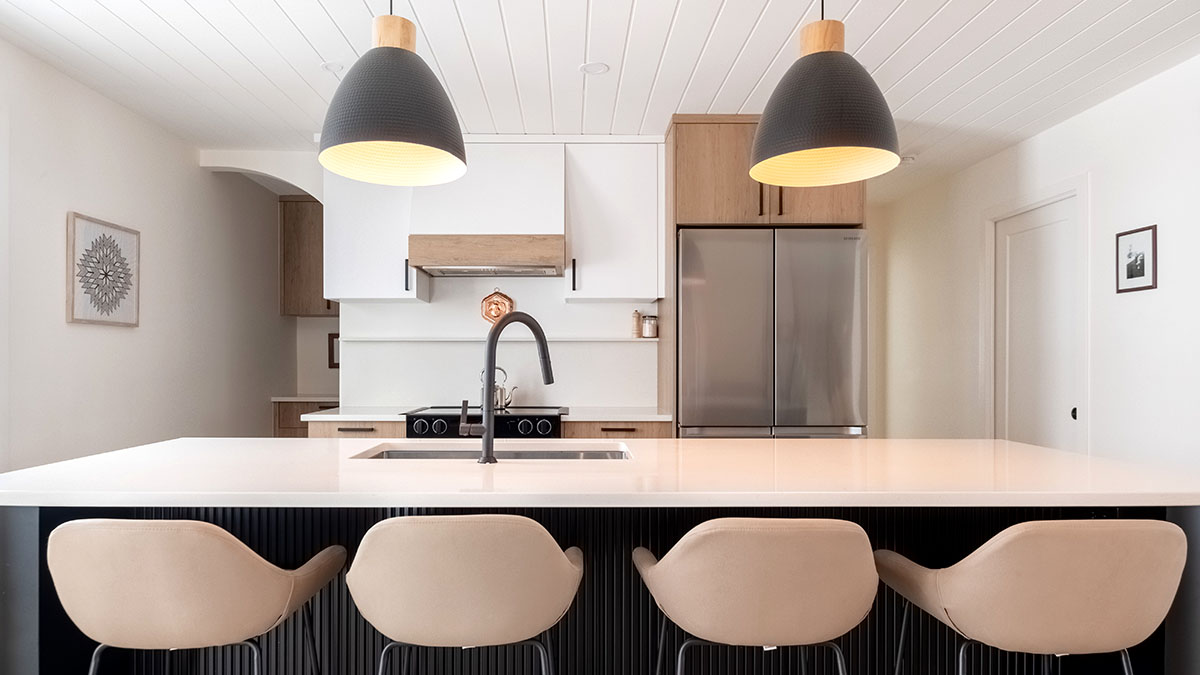 Kitchen with custom cabinetry and quartz countertop, a Menuitech project in Blainville