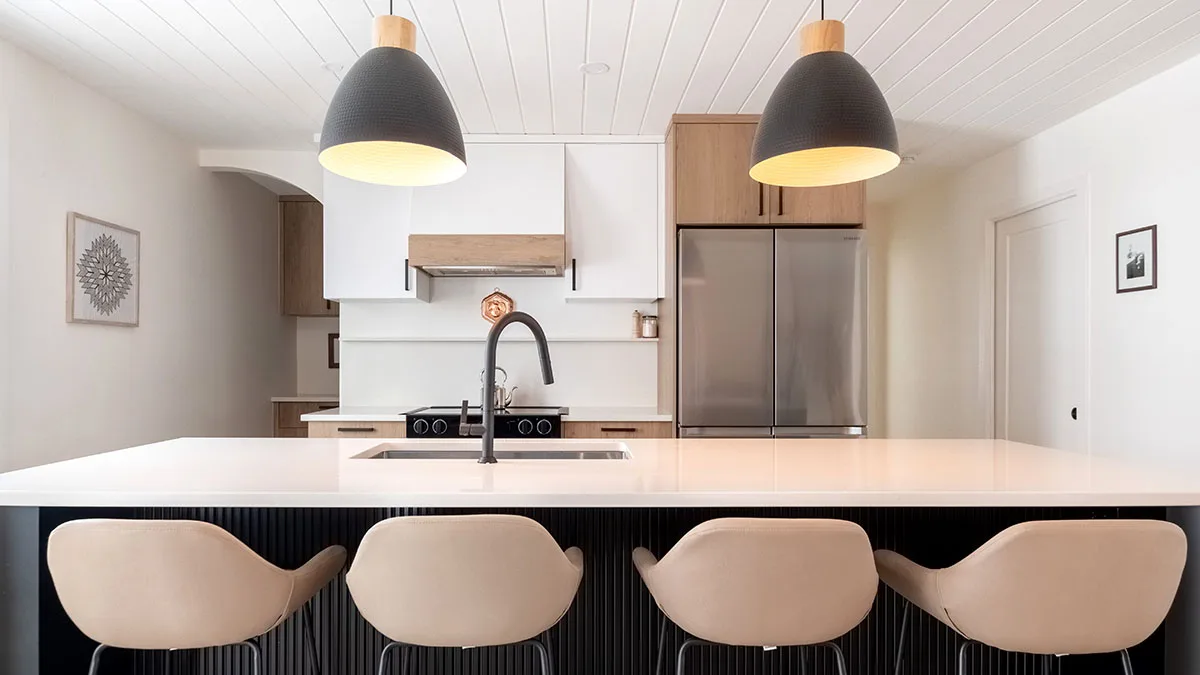 Kitchen with custom cabinetry and quartz countertop, a Menuitech project in Blainville