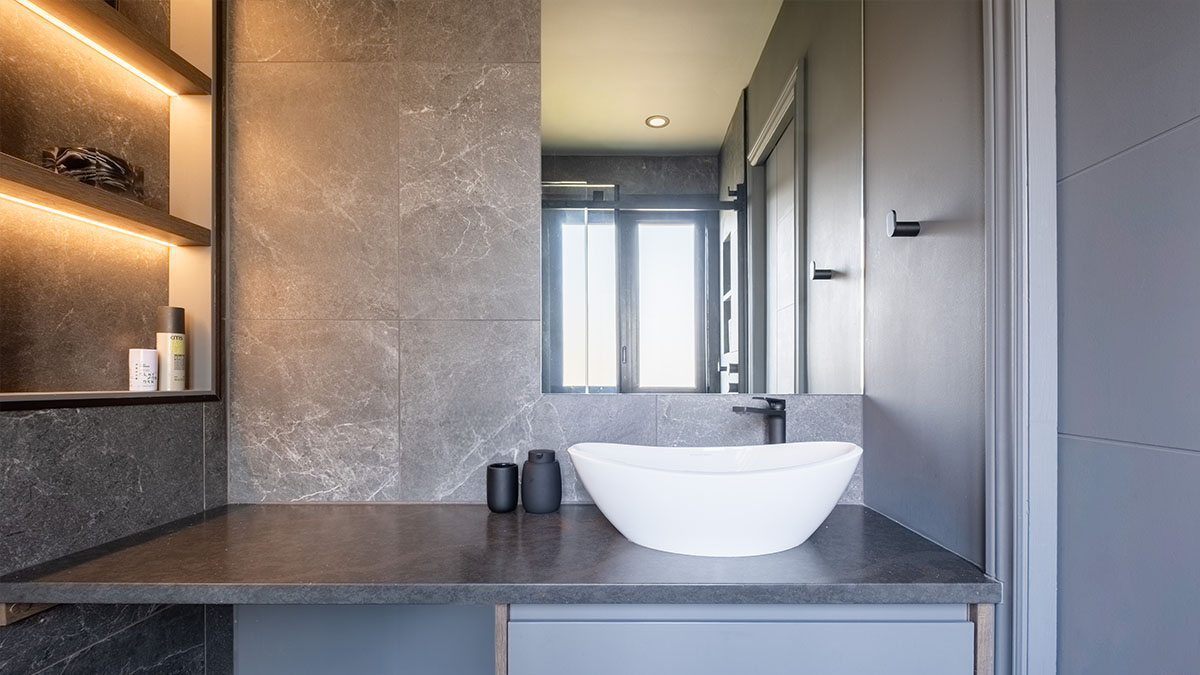 Custom bathroom vanity with quartz countertop, Menuitech project in Mirabel